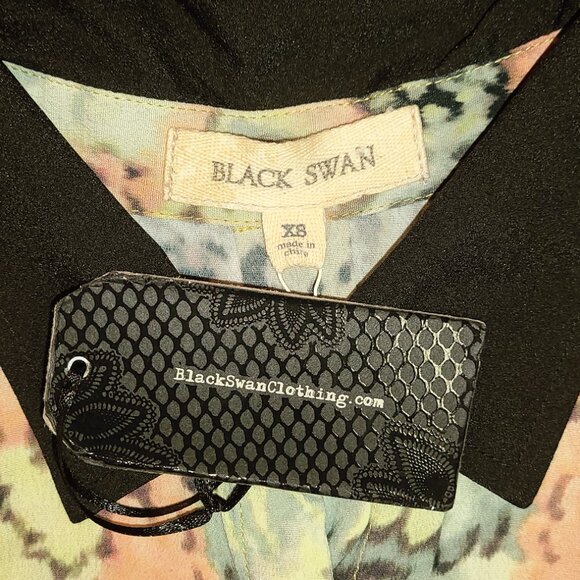 XS | Black Swan | Contrast Trim Floral Button-Up Blouse - Picture 4 of 5